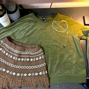 Size M GAP sweatshirt. Good condition. Velvety material, very soft!